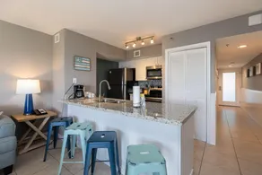 Deluxe Oceanfront 1/1 sleeps 4. Cafe & Pool Bar. - Image 5