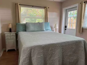 Garden Room- Private Entrance-w bath & kitchenette - Image 2