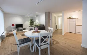 Centrally located and charming, on the riverbank - Image 5