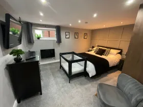 Private Annexe with Modern En-Suite and Parking - Image 4