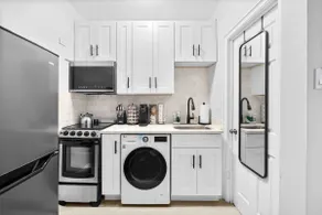Prime Lincoln Park Studio Apt with Free Parking - Image 4