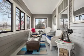 Classic Lakeside Park Retreat - Image 4