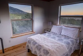 Beautiful Cabin in Woods with Breathtaking Views - Image 4