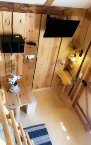 An unusual cabin in the city - Image 5
