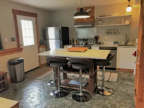 Island Getaway - Charming Two Bedroom Guest Suite, stones throw from the ocean - Image 4