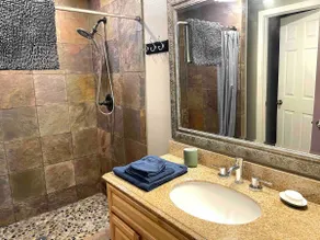 Artistic unit minutes from downtown Vancouver - Image 3