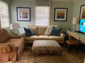 Designer's Cozy Carriage House - Image 2