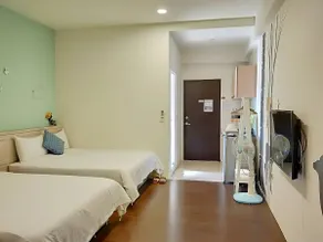 Luodong Night Market Cozy 4-Person Suite, suitable for 2-5 people - Image 2