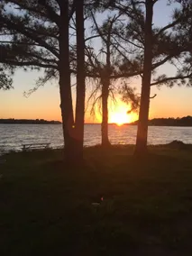 Huge lake front yard, privacy romantic, remodeled - Image 2
