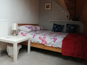 Private attic flat, close to the Peaks and City. - Image 3