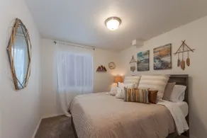 Modern and Stylish KING bed Wifi FREE Parking - Image 3