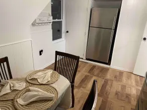 Cozy second floor apartment. - Image 4