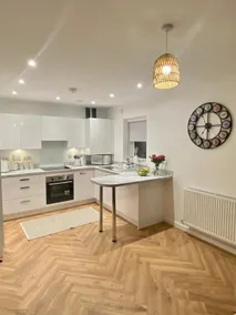 Lakeside apartment with FREE parking / M25 - Image 2