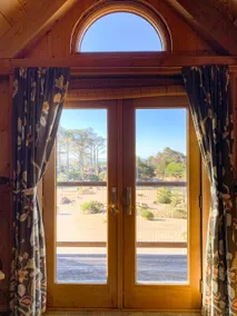 Sunny cottage, ocean views, private beach access - Image 2