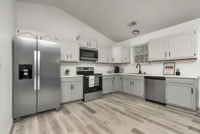 Spacious 3bd/2bath. Close to sports park - Image 5