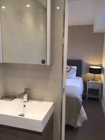 Modern 2 Bedroom Flat with private outdoor terrace - Image 5