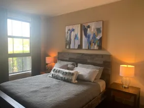Designer Condo with lake views - Image 4