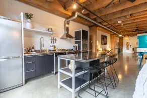 Stunning Gastown Loft! 1200 sq ft & King Bed - Image 4
