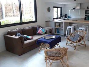 Villa under fyrretræer, 3 minutters gang fra stranden og butikker. - Image 2