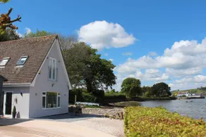 Tidelands Boathouse on the waterfront - Image 2