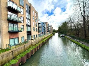 Luxury Canal-side Apartment, Hemel Hempstead, Free parking, Perfect for Contractors - Image 5
