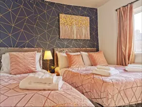 Highstone 4 Bedrooms Home 7 Beds With Parking and Garden - Image 5