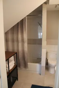 Modern, private suite in Harbour Heights - Image 4