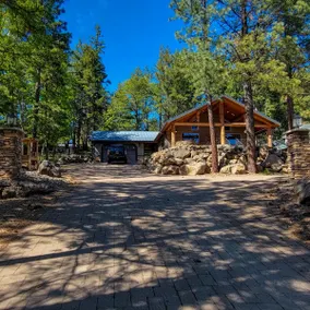Beautiful Log Cabin at Rock Creek Reservoir - Image 3