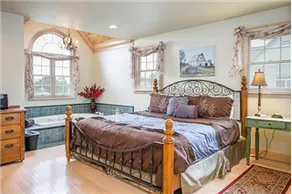 Delightful Cottage With Seasonal Pool/Hot Tub - Image 4