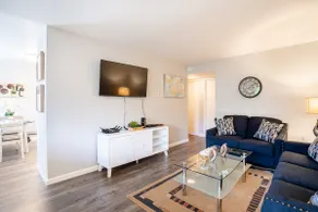 Luxury stay near Oakridge Mall for vacation/work - Image 3