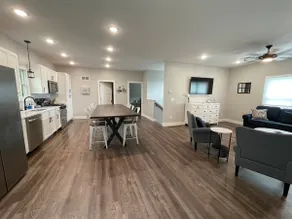 Split A Bottle Guest Haus 3 Bedroom 3.5 Bath - Image 3