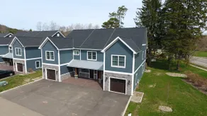 Great location, Walkable to Town, Garage game room - Image 2