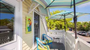 Suzy's Parrot Perch at Old Town - Image 4