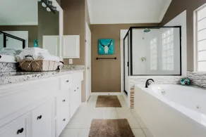 ★★★★★  Midtown/Montrose, Private Patio With Hot Tub, Walk to Bars & Restaurants - Image 2