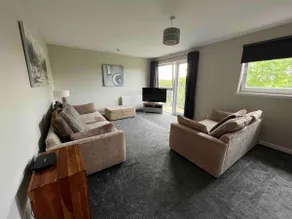 Lovely 2 bedroom top floor flat with free parking - Image 3