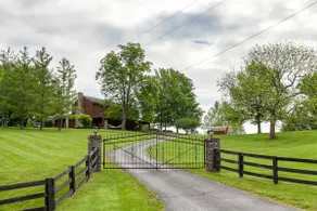 1847 Log Home with modern comfort. Near Louisville & Bourbon Trail - Image 4