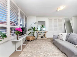 Perfectly located, stylish studio - Image 4