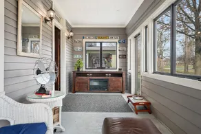 Classic Lakeside Park Retreat - Image 3