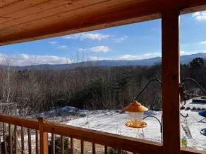 Cozy home with mountain views - Image 5