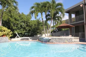 One-bedroom apartment with a pool - Image 2