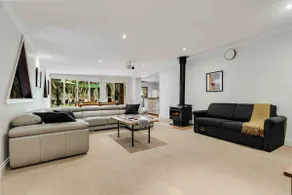 Spacious two bedroom house with outdoor spa - Image 4