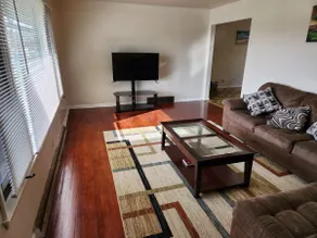 Spacious 4-bedroom home in quiet neighborhood - Image 5