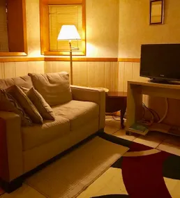 Cozy Studio Apt. Home-5 Min. to U of C - Image 4