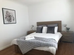 Comfy King Bed Ensuite - Image 5