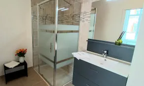 Large studio with parking, air conditioning, and a view of the Loire - in the heart of the city - Image 5