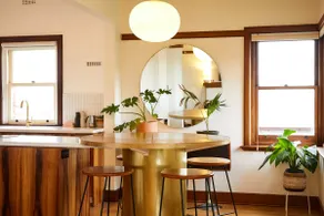 Central & Light Filled Hobart Deco Apartment - Image 4