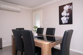 Wonderful Windred - Quiet & Homely, 4 Smart TVs - Image 2