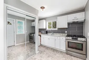 Adorable Home with King Bed Near Metro Airport - Image 5