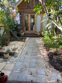 Leafy garden chalet in InnerWest with water views - Image 3