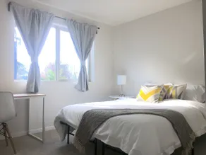 Private Bedroom/townhome! Mins away from station! - Image 2